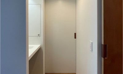 桃山台のマンションリフォーム／個室は控えめに、家族の居場所は最大限に (洗面コーナー)