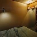 懐かしさ感じるインダストリアルな寛ぎ空間の写真 寝室