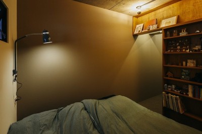 寝室 (懐かしさ感じるインダストリアルな寛ぎ空間)