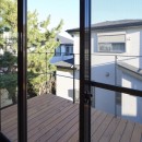 湘南平塚の家〜窓辺を豊かな居場所に変えた賃貸用のリノベーション〜の写真 ベッドルームからテラスを見る