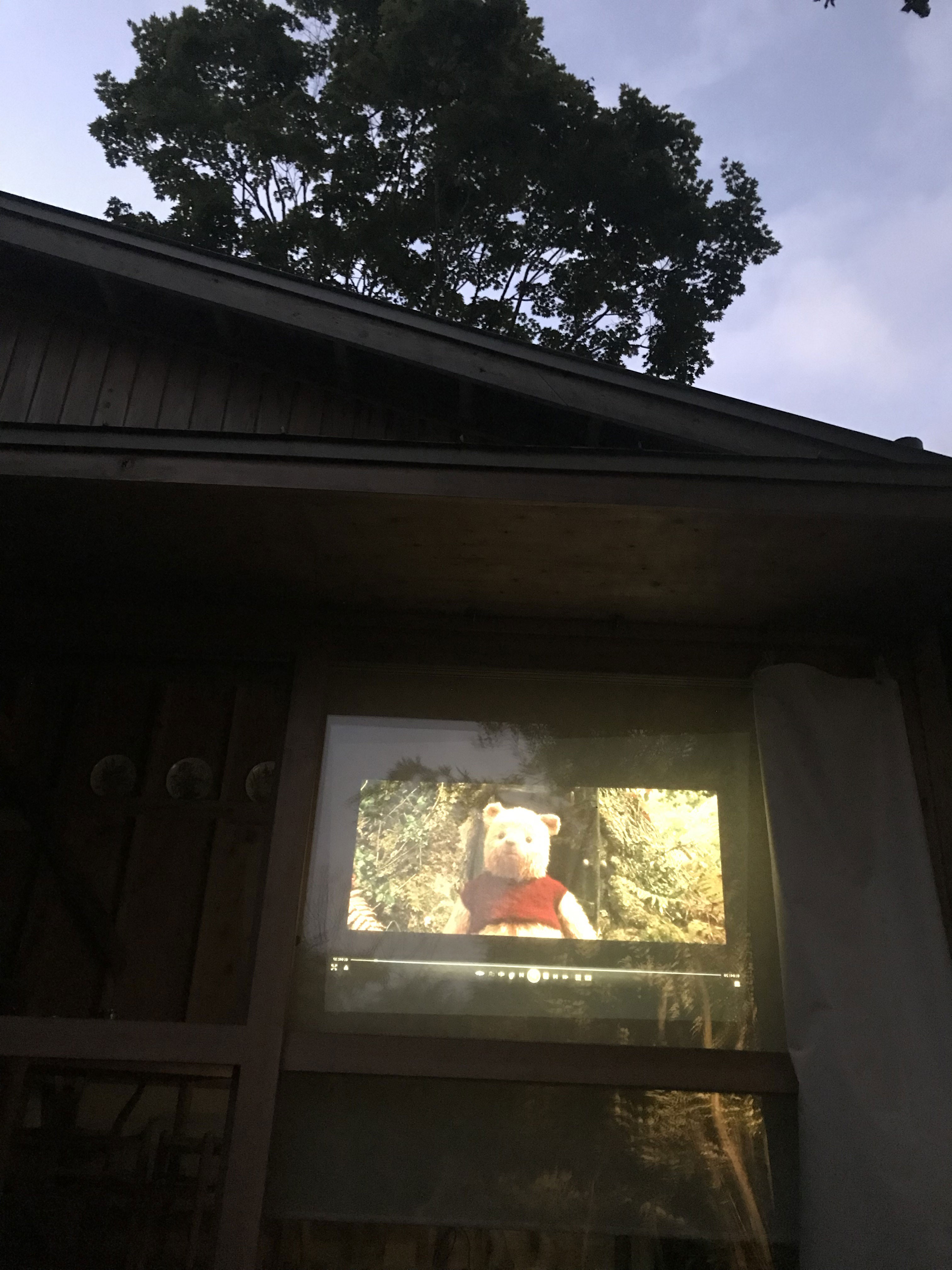 アウトドア事例：屋外スクリーン（OUR CABIN OUR DIY～直営、DIYで小屋をつくる～）