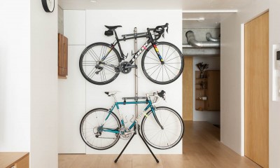 リビングの壁を利用した自転車ラック｜自宅リノベで変化した暮らし　セカンド・ライフを謳歌する｜西小山のマンションリノベーション