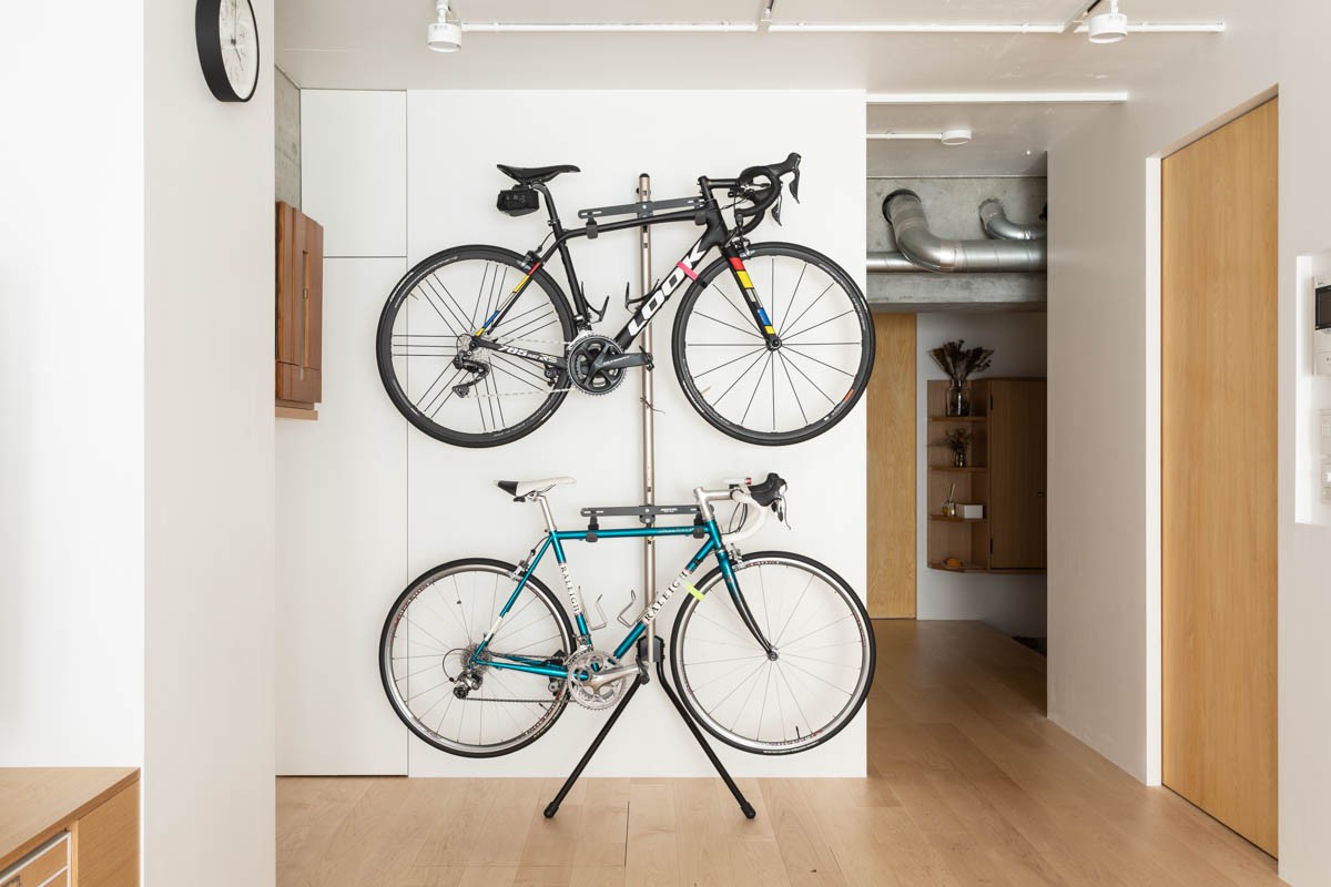 収納事例：リビングの壁を利用した自転車ラック（自宅リノベで変化した暮らし　セカンド・ライフを謳歌する｜西小山のマンションリノベーション）