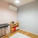 ぬくもりがあふれる家族のためのインダストリアル空間の写真 子供部屋