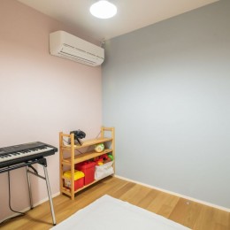 ぬくもりがあふれる家族のためのインダストリアル空間 (子供部屋)