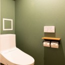 ぬくもりがあふれる家族のためのインダストリアル空間の写真 トイレ