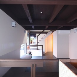 世田谷のコッテイジ、趣味のガーデニングの小さな住まいから多世代住宅へのリノベーション (上段の間手摺について)