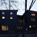 森を眺める黒い家の写真 外観（夜）1