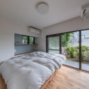 凹凸の多い間取り/庭付きマンションのポテンシャルを引き出すフルリノベーションの写真 庭と繋がる寝室