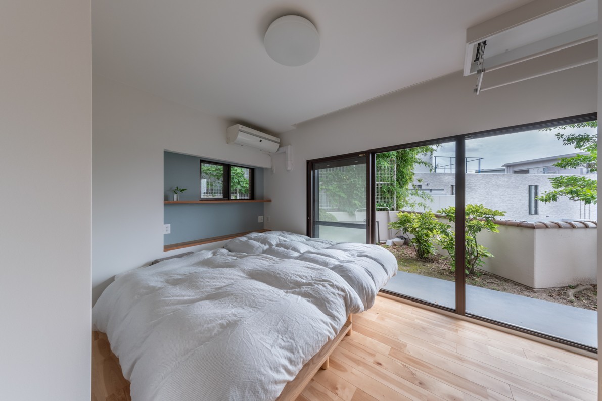 ベッドルーム事例：庭と繋がる寝室（凹凸の多い間取り/庭付きマンションのポテンシャルを引き出すフルリノベーション）