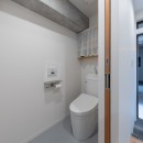 凹凸の多い間取り/庭付きマンションのポテンシャルを引き出すフルリノベーションの写真 WC