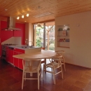 上尾の家-二世帯住宅へのリフォームの写真 半円形のテーブルを持つダイニング・キッチン