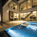 中庭に開く家／神奈川県横浜市の写真 ライトアップされた夕景の水盤