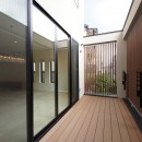 人が集まる、寛ぎの家／東京都大田区の写真 プライベートなバルコニー