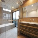 プライベートな屋外を持つ家／東京都大田区の写真 大人のためのデザインバスルーム