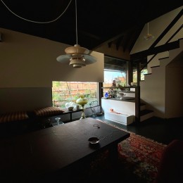 世田谷のコッテイジ、趣味のガーデニングの小さな住まいから多世代住宅へのリノベーション (客間-階段方向)