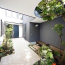 世帯をつなぐ通り土間のある家／東京都世田谷区の写真 様々な植栽が豊かに繁る玄関