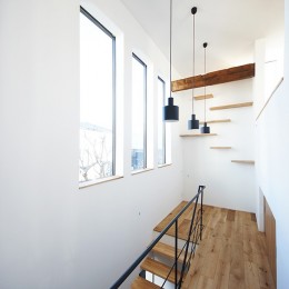 世帯をつなぐ通り土間のある家／東京都世田谷区-リズミカルな印象の階段ホール
