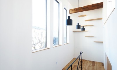 リズミカルな印象の階段ホール｜世帯をつなぐ通り土間のある家／東京都世田谷区