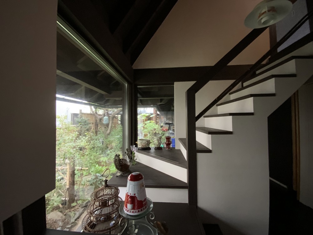 世田谷のコッテイジ、趣味のガーデニングの小さな住まいから多世代住宅へのリノベーション (階段室)