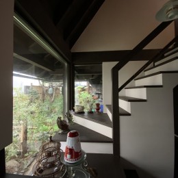 世田谷のコッテイジ、趣味のガーデニングの小さな住まいから多世代住宅へのリノベーション (階段室)