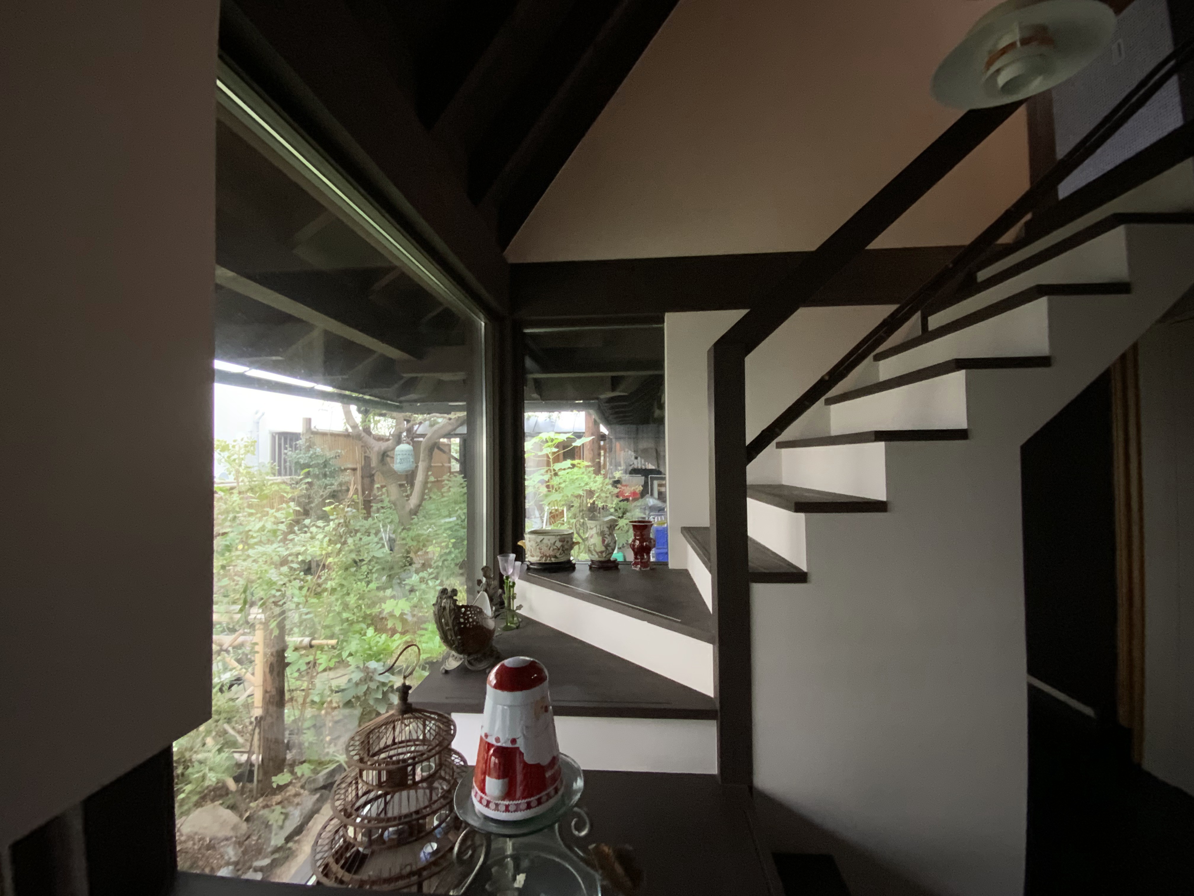 リビングダイニング事例：階段室（世田谷のコッテイジ、趣味のガーデニングの小さな住まいから多世代住宅へのリノベーション）