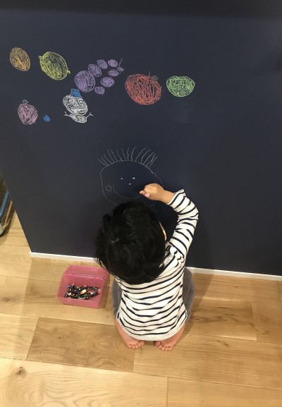 黒板塗装の壁 (家族の時間を大切にできる家)