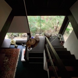 世田谷のコッテイジ、趣味のガーデニングの小さな住まいから多世代住宅へのリノベーション (階段室２階からの見下ろし)