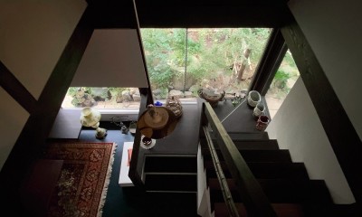 世田谷のコッテイジ、趣味のガーデニングの小さな住まいから多世代住宅へのリノベーション (階段室２階からの見下ろし)