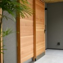 光と観葉植物の家の写真 外観玄関ドア