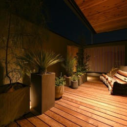 光と観葉植物の家 (ベランダ夜)