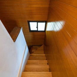 overstory　既存住宅のポテンシャルを引き出す縁の下のリノベーション (階段)