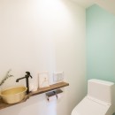 「終の棲家」にするにはもったいない、生活に彩りを与えるリノベ空間の写真 トイレ
