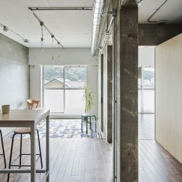 浦賀の住宅　ーコンクリートと木箱の家ー-キッチンからリビング側を見る