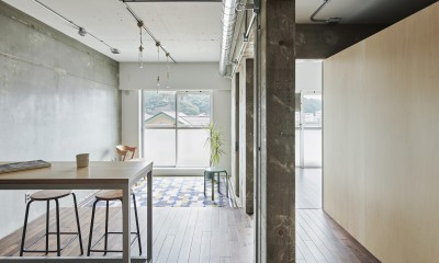 キッチンからリビング側を見る｜浦賀の住宅　ーコンクリートと木箱の家ー