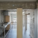 浦賀の住宅　ーコンクリートと木箱の家ーの写真 ランドリースペースからキッチンを見る