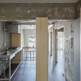 浦賀の住宅　ーコンクリートと木箱の家ー (ランドリースペースからキッチンを見る)