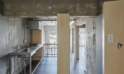 ランドリースペースからキッチンを見る｜浦賀の住宅　ーコンクリートと木箱の家ー