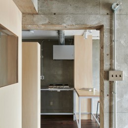 浦賀の住宅　ーコンクリートと木箱の家ー-ワークスペース側よりキッチンを見る