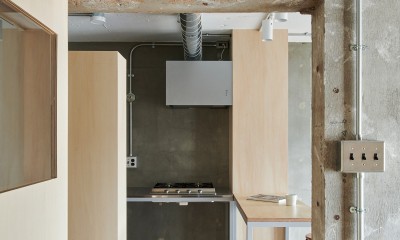 浦賀の住宅　ーコンクリートと木箱の家ー (ワークスペース側よりキッチンを見る)