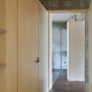 浦賀の住宅　ーコンクリートと木箱の家ーの写真 玄関からランドリースペース・キッチン側を見る