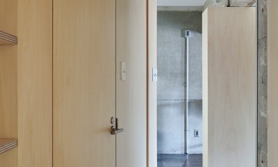 浦賀の住宅　ーコンクリートと木箱の家ー (玄関からランドリースペース・キッチン側を見る)