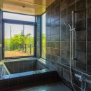 芦ノ湖PJの写真 露天感覚の大きな窓と造付浴槽のあるバスルーム