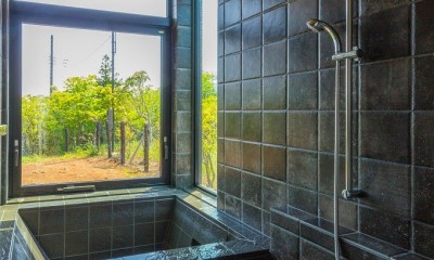 露天感覚の大きな窓と造付浴槽のあるバスルーム｜芦ノ湖PJ