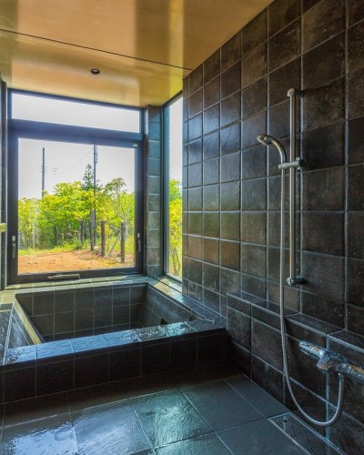 露天感覚の大きな窓と造付浴槽のあるバスルーム (芦ノ湖PJ)