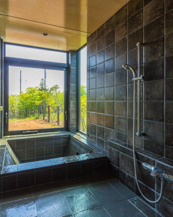 バス/トイレ事例：露天感覚の大きな窓と造付浴槽のあるバスルーム（芦ノ湖PJ）