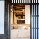 築 500年の古民家リノベーション｜旧家・土間のある家の写真 土間続きのスペース｜玄関扉