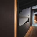 世田谷のコッテイジ、趣味のガーデニングの小さな住まいから多世代住宅へのリノベーションの写真 ２階階段室ホール