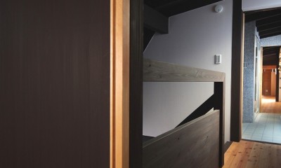 世田谷のコッテイジ、趣味のガーデニングの小さな住まいから多世代住宅へのリノベーション (２階階段室ホール)