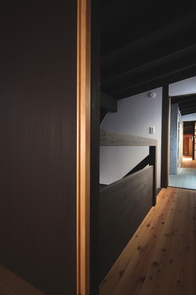 ２階階段室ホール (世田谷のコッテイジ、趣味のガーデニングの小さな住まいから多世代住宅へのリノベーション)